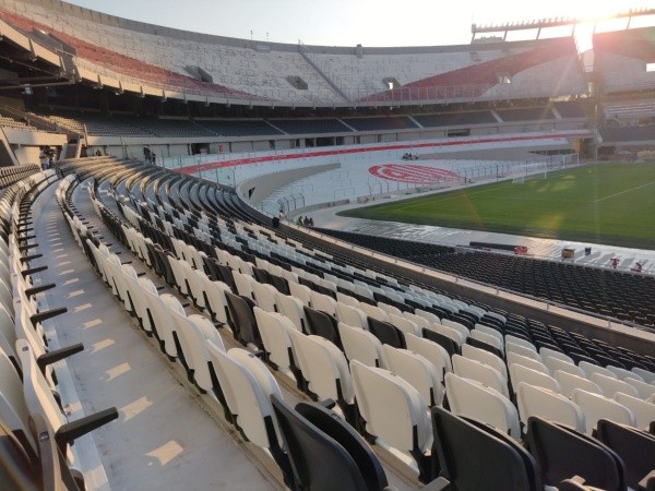 Butacas blancas y negras que forman la palabra River Plate sobre la San Martín baja.