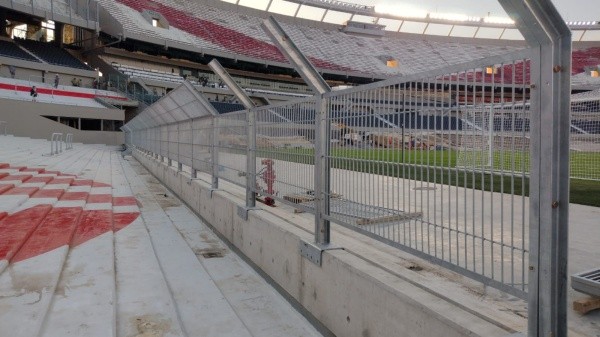 Las nuevas rejas que van a separar la popular baja inferior con el campo de juego.