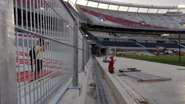 No habrá fosa entre la tribuna y el campo de juego, sino una pequeña canaleta.