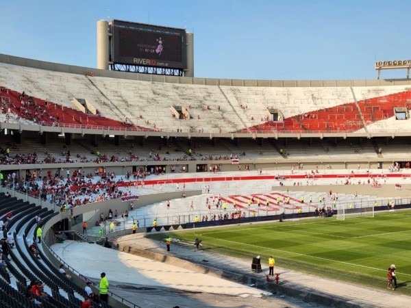 Cabecera Sívori, ya con las rejas puestas en la baja inferior.(Foto: La Página Millonaria).