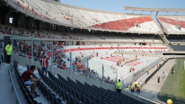 Las nuevas rejas que separan las tribunas bajas laterales de las cabeceras.(Foto: La Página Millonaria).