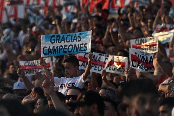 Los hinchas de River agasajaron a los campeones (Foto: Diego Haliasz / LPM)