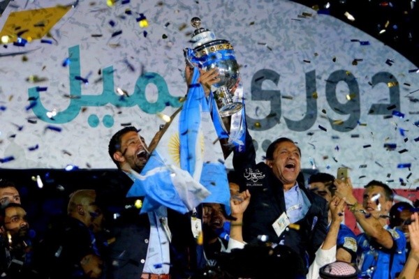 El Pelado y Emiliano, la sana costumbre de festejar (Foto: Al Hilal)