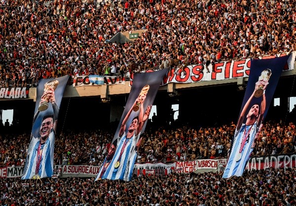 Las banderas con los campeones del mundo en el Monumental (Foto: Getty)