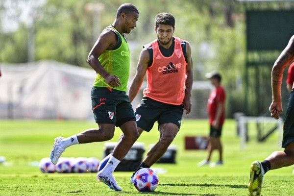 De La Cruz encara a Robert Rojas en la práctica matutina (Foto: Prensa River)