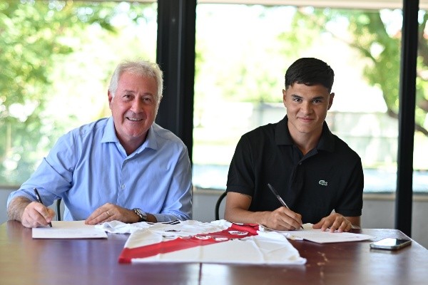 A principios de año, Jonás Luna firmó su primer contrato con el Más Grande.