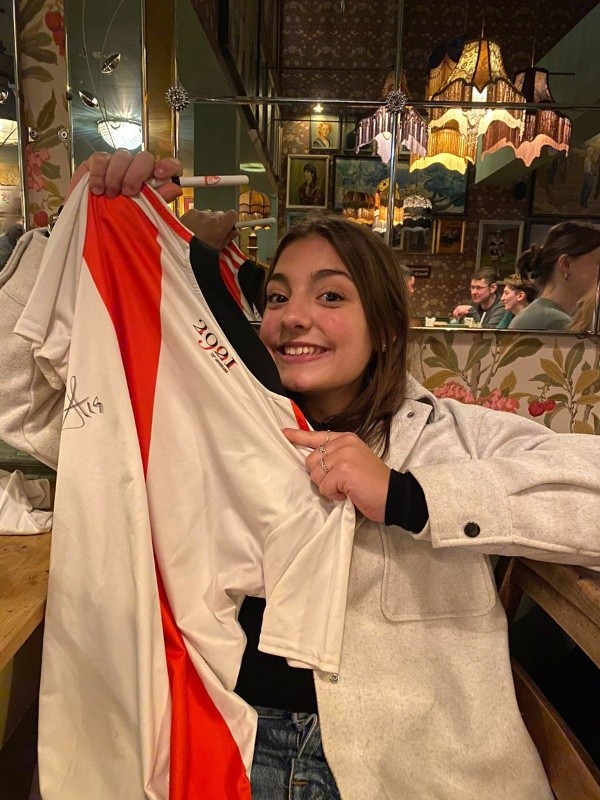 La hincha de River, feliz con el autógrafo de Julián (Foto: @Magui_brega)