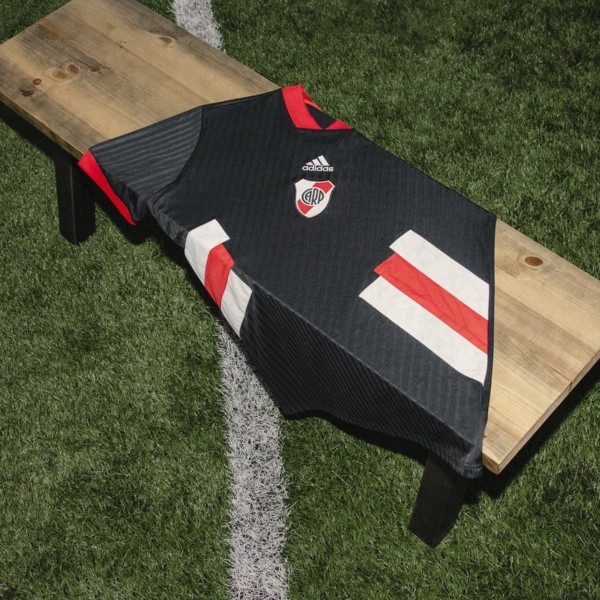 La nueva camiseta retro tendrá tres grandes tiras, una roja y dos blancas, como manda la historia.