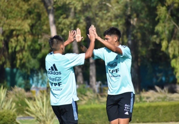 El abrazo de gol entre Agustín Ruberto y Claudio Echeverri (Foto: Prensa AFA)