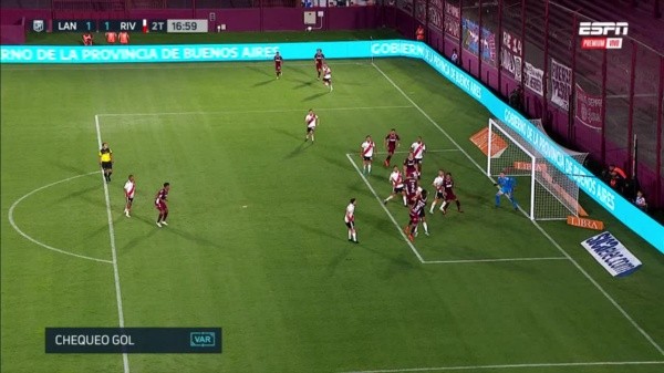 El VAR tuvo una demora excesiva: ocho minutos tardaron para determinar el offside.