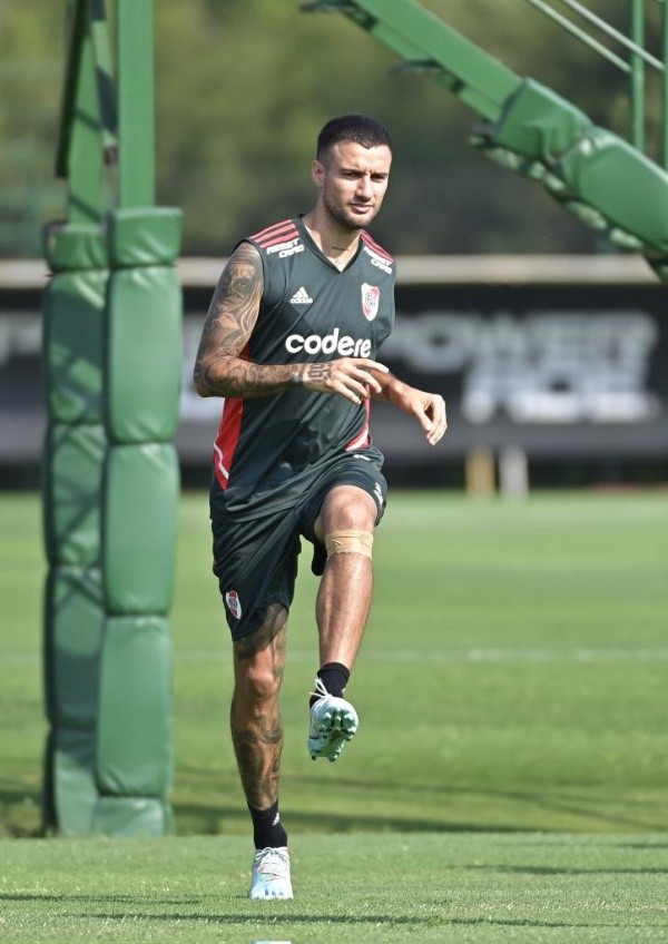 Mammana y Matías Suárez se entrenan a la par, aunque el delantero no será citado y el defensor corre con chances pero lejanas. (Foto: Prensa River).