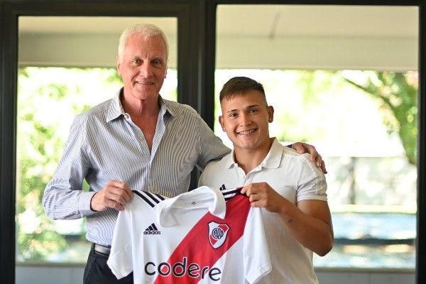 En enero, Encinas extendió su vínculo con River hasta fines de 2025.