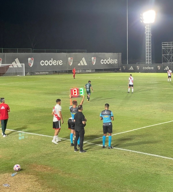 Salomoni saltó a la cancha a los 10′ del segundo tiempo por Trindade. (Foto: @AlddiSaad).