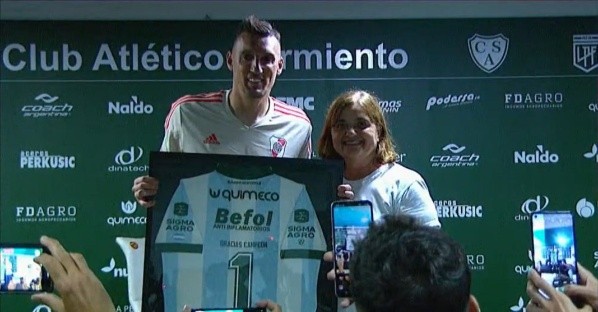 El Pulpo fue homenajeado por la dirigencia de Sarmiento.