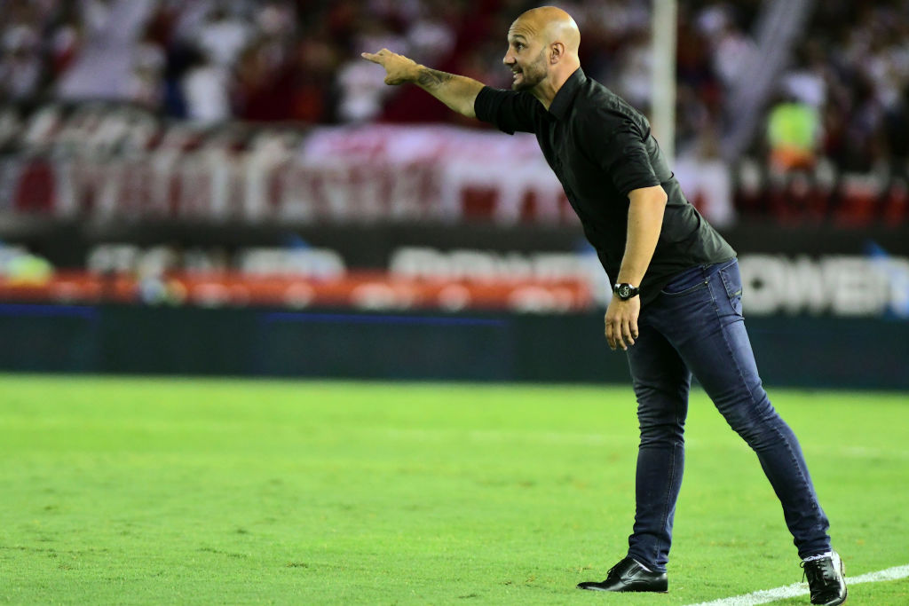 Sebastián Pena en el Monumental, dirigiendo a Chacarita frente a River (Getty)