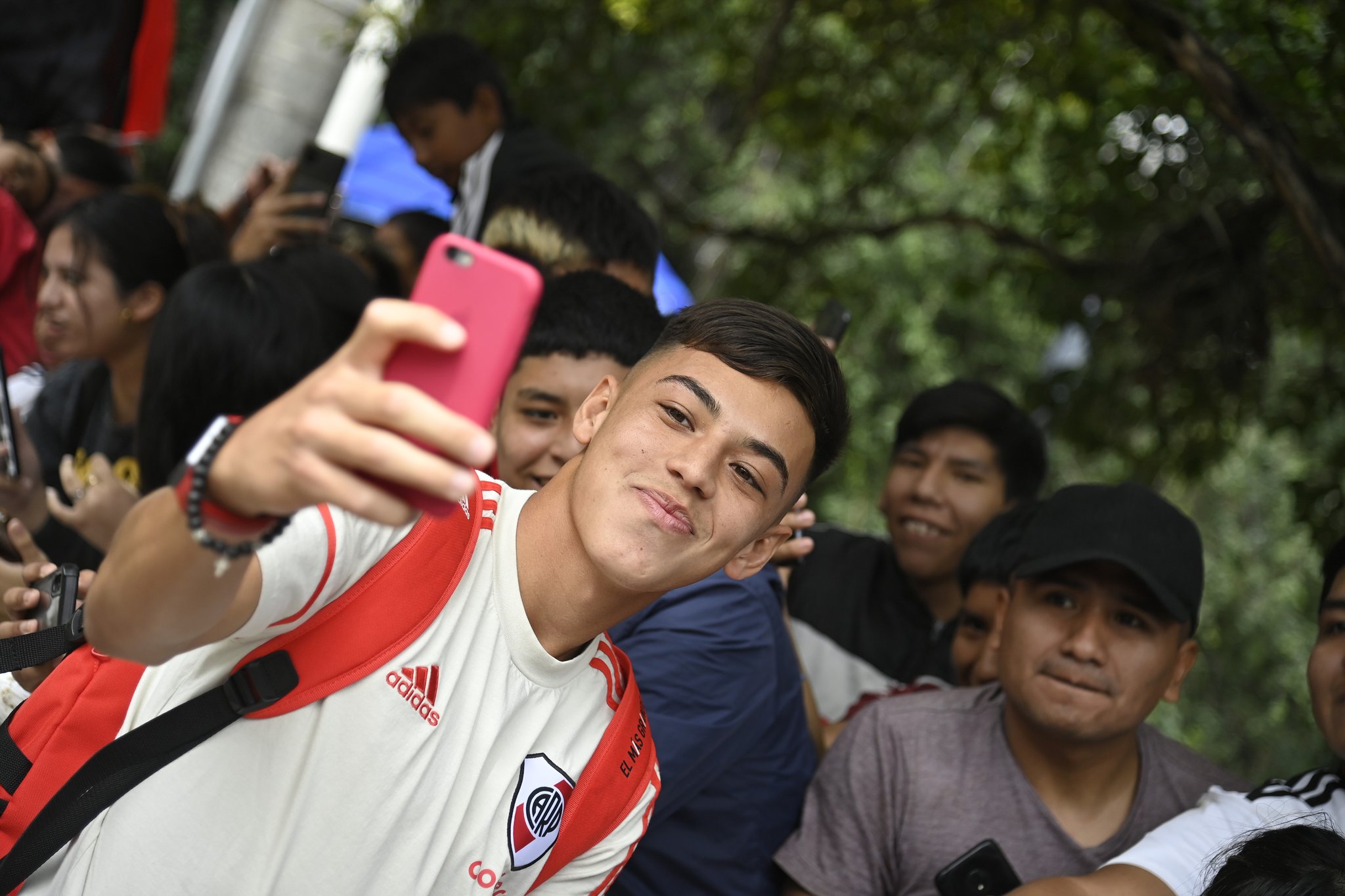 Matías Gallardo, hijo del Muñeco, también se mostró cerca de los hinchas en su primera vez con los profesionales. (Foto: Prensa River).