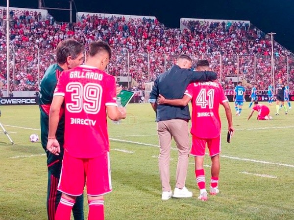 Germán Lux, ayudante de Demichelis, dándole las indicaciones previas al ingreso al hijo del Muñeco.