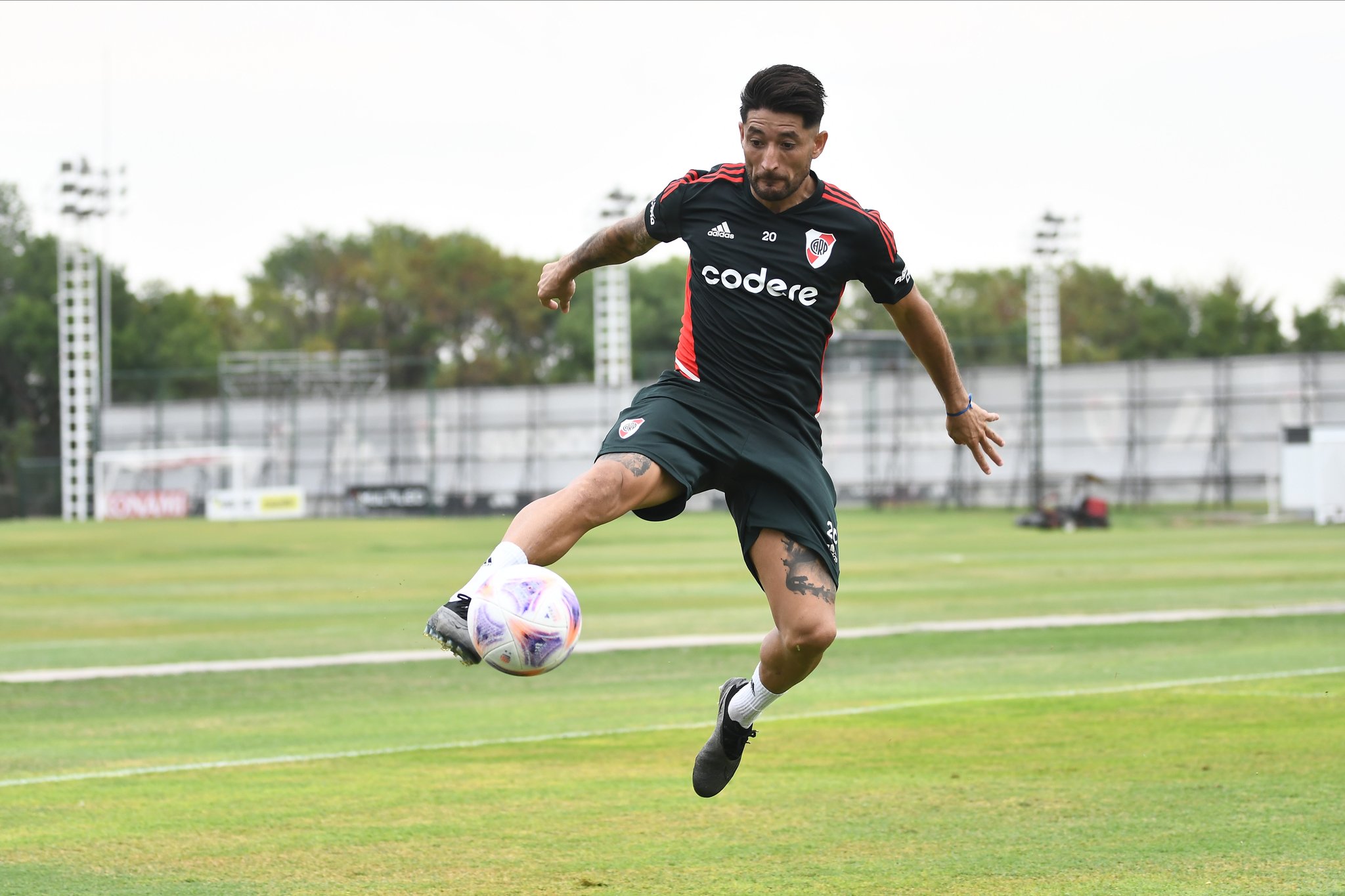 Milton en la práctica del miércoles en Ezeiza. Será titular ante Unión. (Foto: Prensa River).
