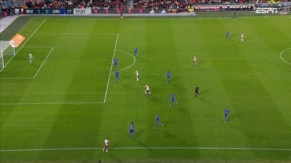 River agarró a Unión dormido y puso el 1-0 en el Monumental. Esa cabeza que aparece abajo en la imagen es Delfina Lombardi.