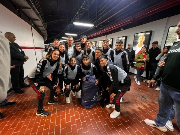 La foto de Demichelis con todos los alcanzapelotas que actuaron ante Unión. (Foto: @LigaAfa).