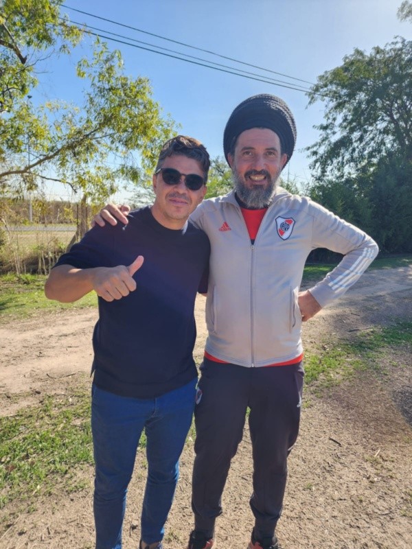 El Muñeco presente en River Camp para ver la jornada de fútbol juvenil.