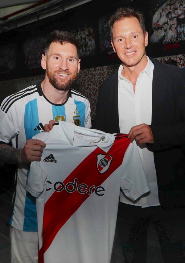 Messi, Brito y la camiseta de River, el regalo para el 10 después del amistoso ante Panamá.